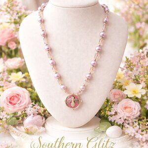 Blush Pearl Bee Medallion Necklace – Gold Coin Pendant with Pink Pearls